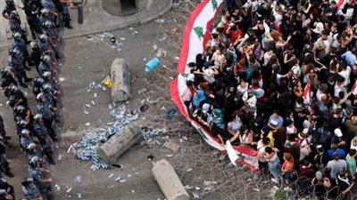 احتجاجات بعدد من المناطق في لبنان بعد الارتفاع الكبير بأسعار المحروقات