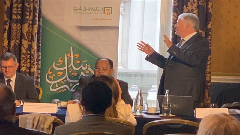 وزير المالية و أعضاء