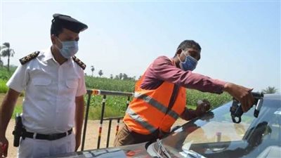 تحرير 2817 مخالفة عدم تركيب الملصق الإلكتروني ورفع 42 سيارة ودراجة متهالكة