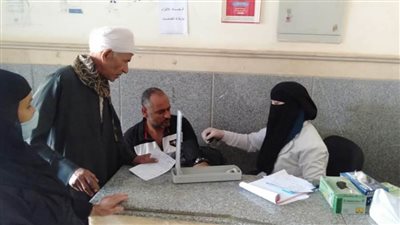 توقيع الكشف الطبي بالمجان على 1250مواطنًا خلال القافلة الطبية بسوهاج