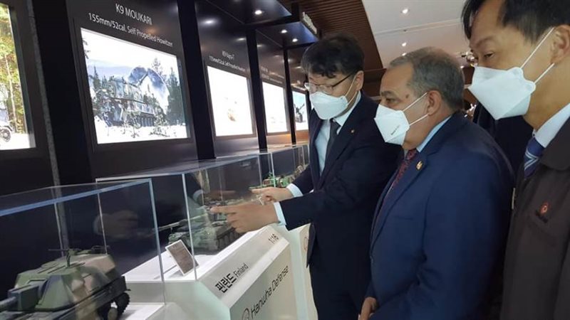 الوزير خلال الجولة