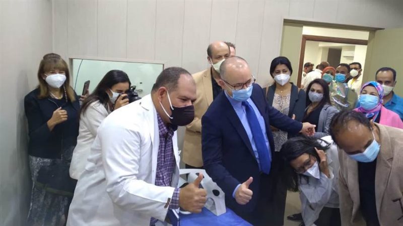 السفير والأطباء خلال