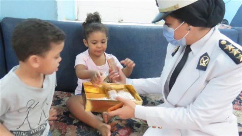 الداخلية توزع حلوى