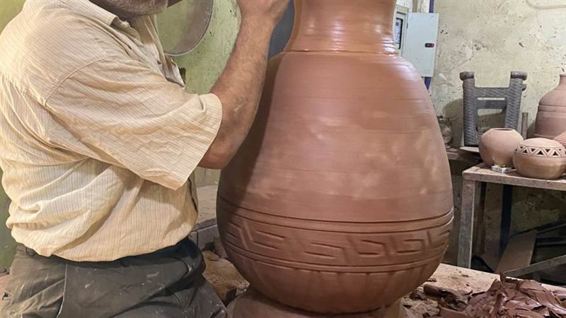 فنان فى قرية الفواخير