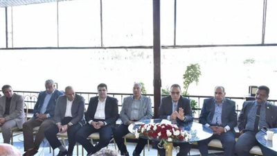 محافظ الشرقية يلتقي العاملين بمركزي الزقازيق والقنايات للوقوف على الخدمات المقدمة للمواطنين