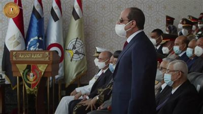 الرئيس السيسي يعطي إشارة بدء العرض العسكري في حفل تخرج طلبة الكليات والمعاهد العسكرية
