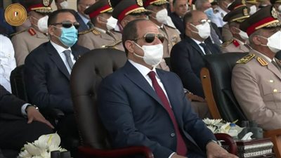 الرئيس السيسي يكرم عددا من أوائل خريجي الكليات والمعاهد العسكرية