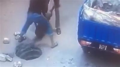 قوات الأمن تلقي القبض على لصوص أغطية بالوعات الصرف الصحي بسوهاج