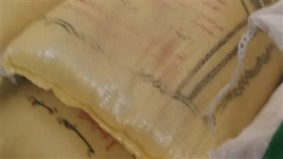 تموين العجمي تضبط مصنعا لتعبئة و تغليف المواد الغذائية بدون ترخيص