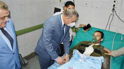 محافظ سوهاج ومدير الأمن يطمئنان على الحالة الصحية للنقيب 