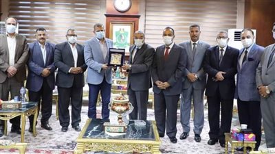 محافظ المنيا يكرم سكرتير عام المحافظة لانتهاء فترة عمله ونقله للفيوم