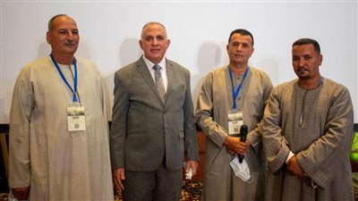 وزير الري فى حوار مع المزارعين الذين قاموا بالتحول لنظم الرى الحديث 