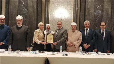 رئيس جامعة الأزهر ينزل من المنصة ليكرم العلماء بمقاعدهم فى احتفال بالعاصمة الإدارية