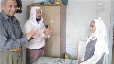 طالبة بمدرسة المنفلوطي تعثر على سوار ذهبي وتسلمه لمدير المدرسة