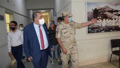 رئيس جامعة حلوان يستمع لجميع الاقتراحات وشكاوى العاملين