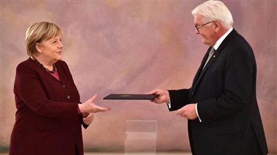 ميركل تتسلم شهادة الاعفاء من منصبها