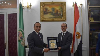 نائب محافظ المنيا يكرم مدير مكتبه لانتهاء فترة عمله وتعيينه معاوناً بالنيابة الإدارية