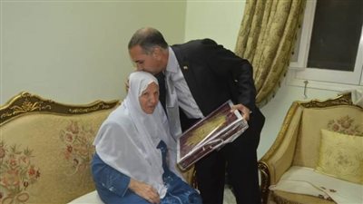 مسنة تهدي مصحفًا لرئيس مركز الخارجة لفوزه بالمركز الأول بالتميز الحكومي