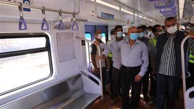  وزير النقل يستقل جرار اختبار السكة من 