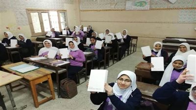 التعليم: توزيع 152 ألف تابلت على طلاب الصف الأول الثانوي في القاهرة والجيزة