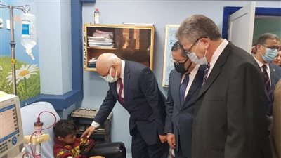 رئيس جامعة بنها يتفقد الخدمة الصحية بالمستشفى الجامعي