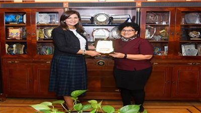 وزيرة الهجرة تستقبل فنانة مصرية بالخارج تعلم الألمان العامية المصرية منذ 20 عامًا