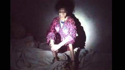 القبض على أب قيد نجلته بالجنازير لمدة 3 سنوات بالدقهلية (فيديو)