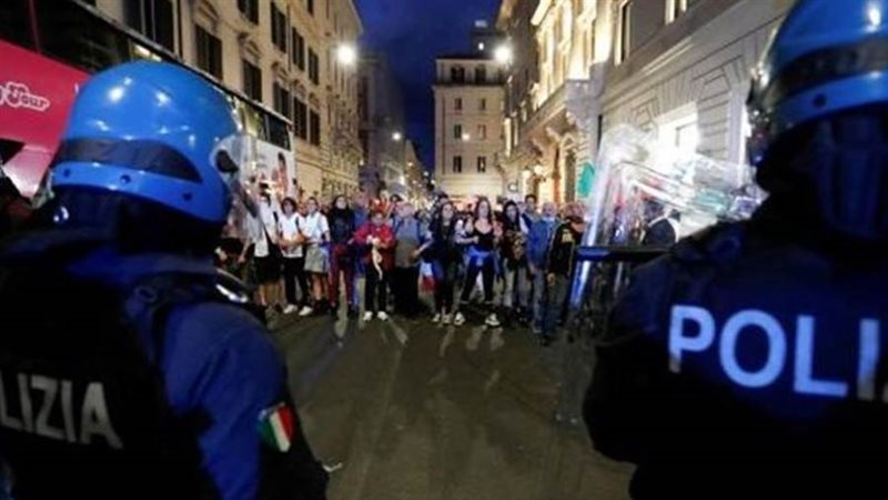 المئات يتظاهرون في