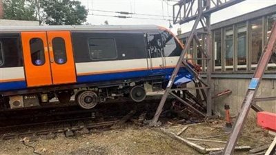 تصادم قطارين وانقلاب أحدهما ببريطانيا.. وبريطانيون يكذبون رواية إصابة ١٢ فقط