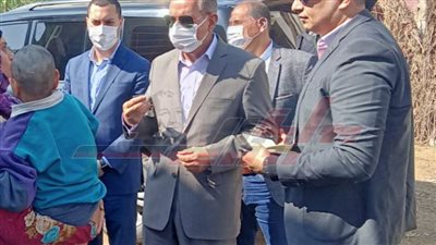 محافظ كفر الشيخ يوقف موكبه عند رؤية طفلين يعانيان من ضمور ويأمر ببحث حالتهما