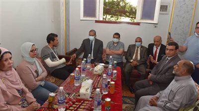 عضوة بمجلس الأطباء تزور الطبيب المعتدى عليه بسوهاج