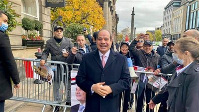الرئيس السيسي يتبادل التحية مع المواطنين من الجالية المصرية في اسكتلندا