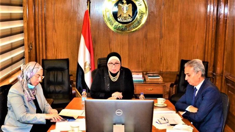 وزيرة التجارة والصناعة