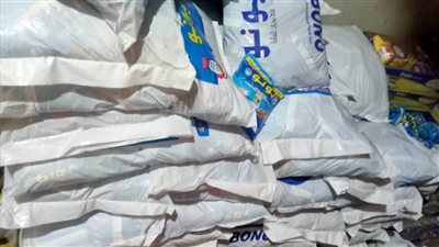 ضبط ١٧٢٠ كيس ملح و١٢٥٠ كجم علف دواجن مجهول المصدر بالبحيرة