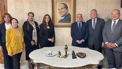 أول لوحة للرئيس بمعهد الدراسات الدبلوماسية