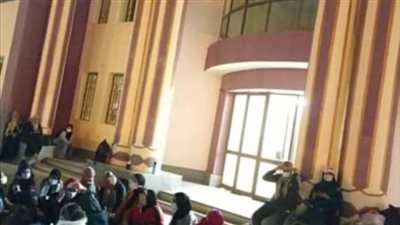 طالبات مدارس ستيم بسوهاج يضربن عن الطعام ويفترشن الأرض