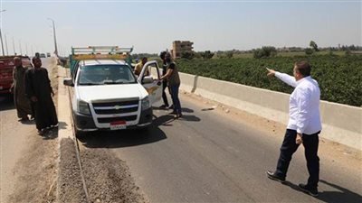 محافظ بني سويف يضبط سيارة نقل تسير عكس الاتجاه