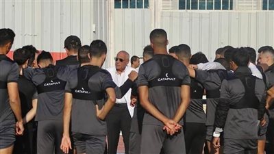 حسين لبيب وأعضاء لجنة الزمالك يؤازرون الفريق قبل مواجهة الأهلي