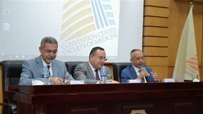 رئيس جامعة الإسكندرية يعقد جلسة نقاشية عن مخرجات البحث العلمى