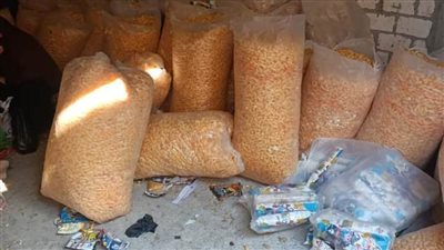 ضبط مصنع يقوم بتجميع المقرمشات منتهية الصلاحية ويعيد تعبئتها بالبحيرة