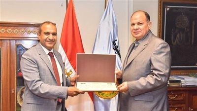 محافظ أسيوط يكرم العميد محمد صلاح لتعيينه سكرتيرًا مساعدًا لمحافظة قنا