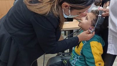 حياة كريمة.. جامعة دمنهور تنظم قافلة طبية للمسح السمعي بأبو المطامير