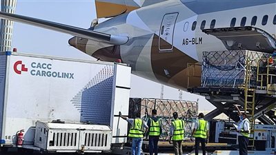 وصلت مطار القاهرة.. مصر تستقبل 3.5 مليون جرعة من لقاح 