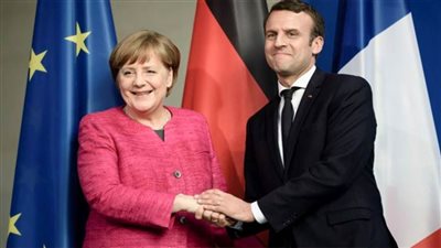 ماكرون يودع ميركل ويمنحها 