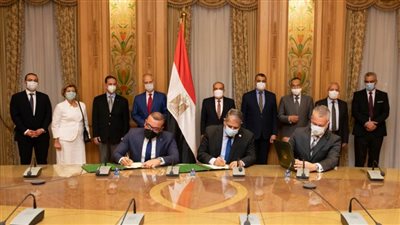 وزير الإنتاج الحربي يشهد توقيع عقد شراكة مع شركة نانوفوس اليوناني