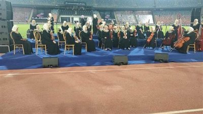 أوركسترا النور والأمل تقدم فقرة فنية قبل مباراة القمة