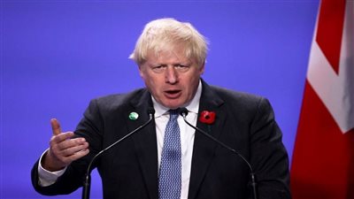 متظاهرون يحرقون دمية على هيئة جونسون في لندن