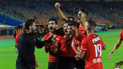 نجوم الأهلي يلتقطون صورًا مع الجماهير بعد خماسية الزمالك (فيديو)