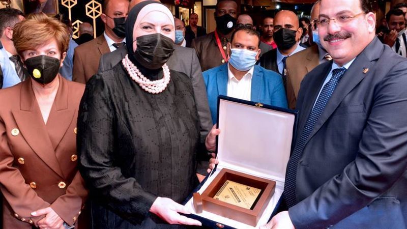 وزيرة التجارة والصناعة