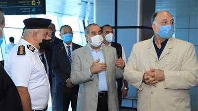 وزير الطيران المدني يتفقد مطار الغردقة الدولي ويتسلم شهادة الأيزو لنظام الإدارة البيئية